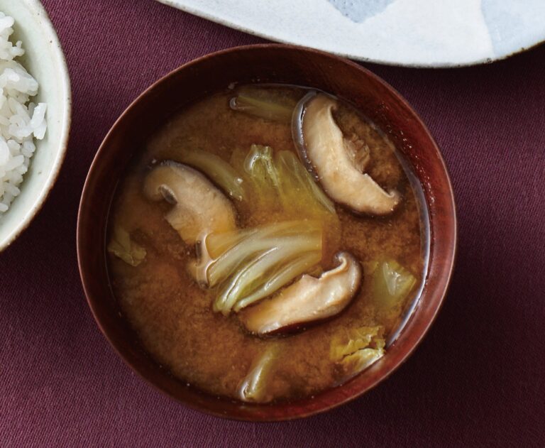 うまみたっぷりほっとする味♪白菜としいたけのみそ汁