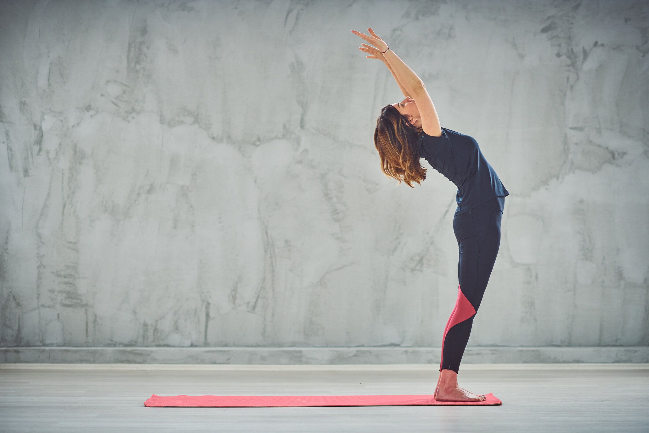 ヨガを練習している女性。