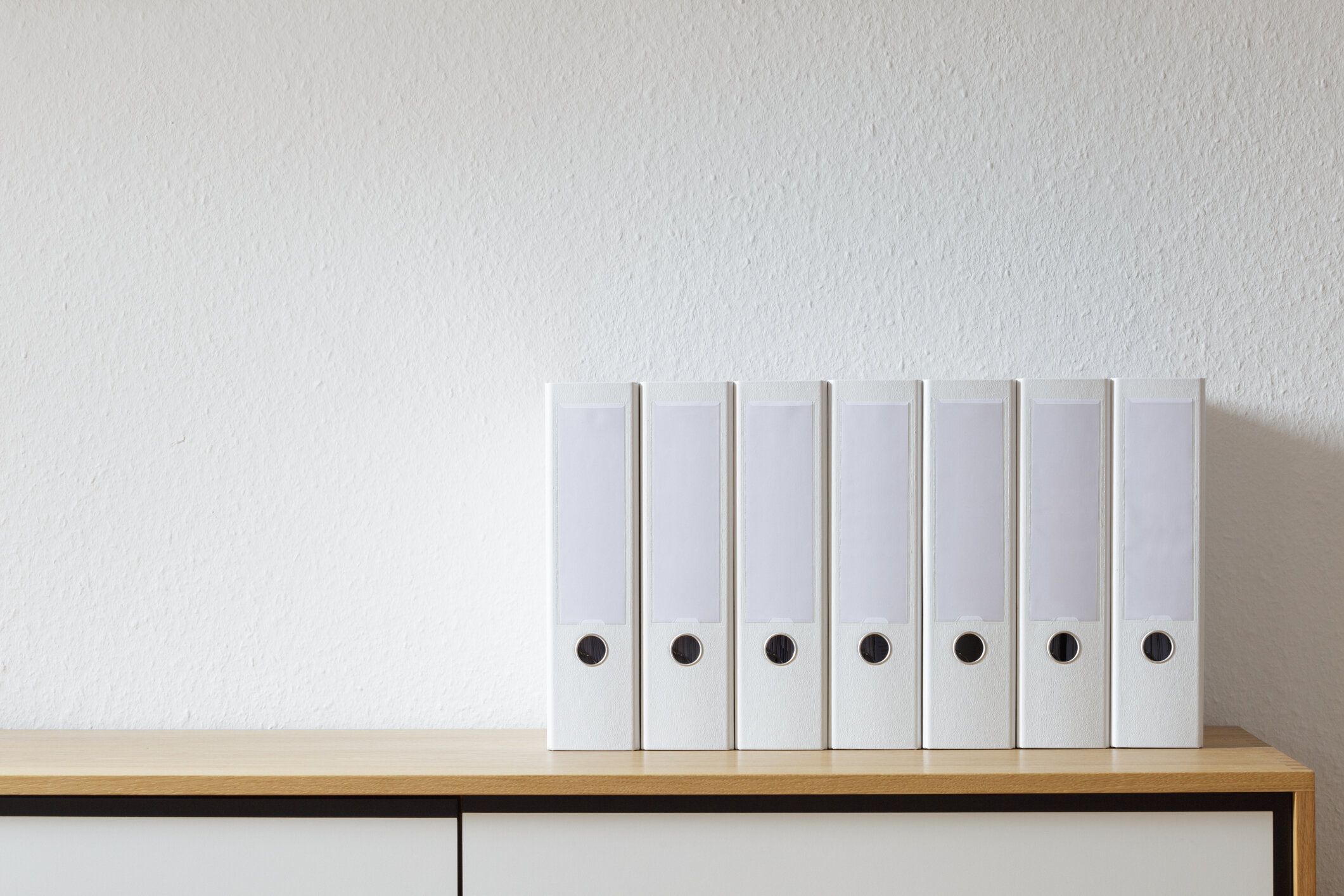 明るい部屋でモダンなサイドボード上のファイルフォルダー