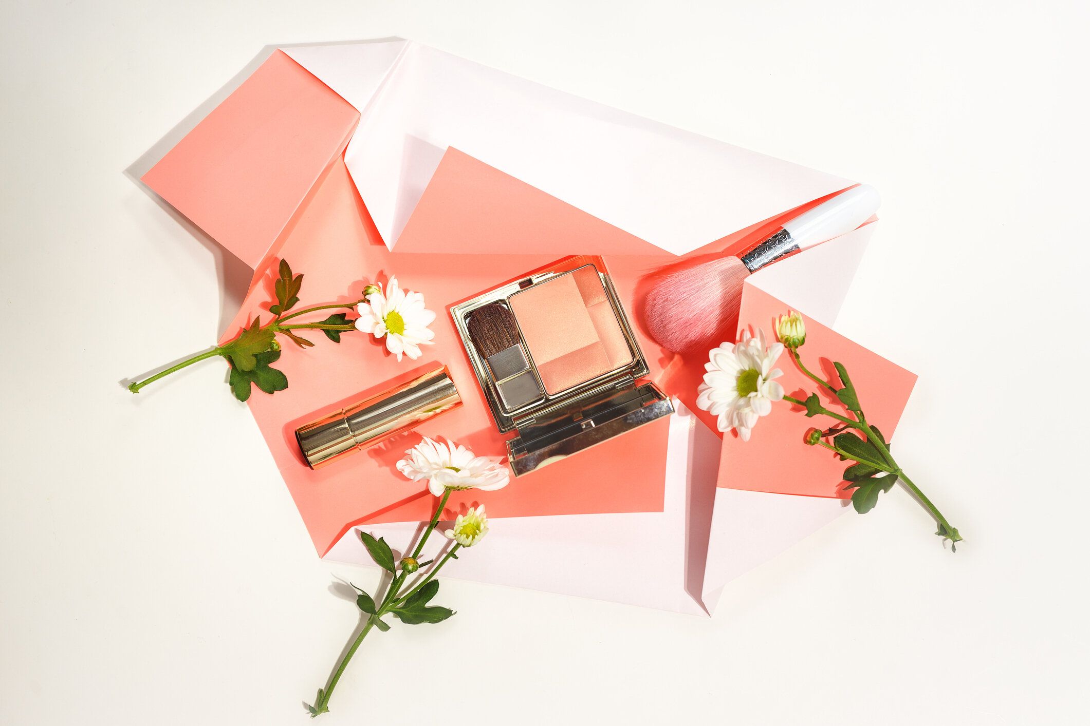 花のヘッドドレス ・ パレットは、創造的なレイアウト パウダー ブラシし、サンゴの生活の紙に口紅色の白い背景の上。美容とメイクのコンセプトのシンプルなスタイル。水平フラットが横