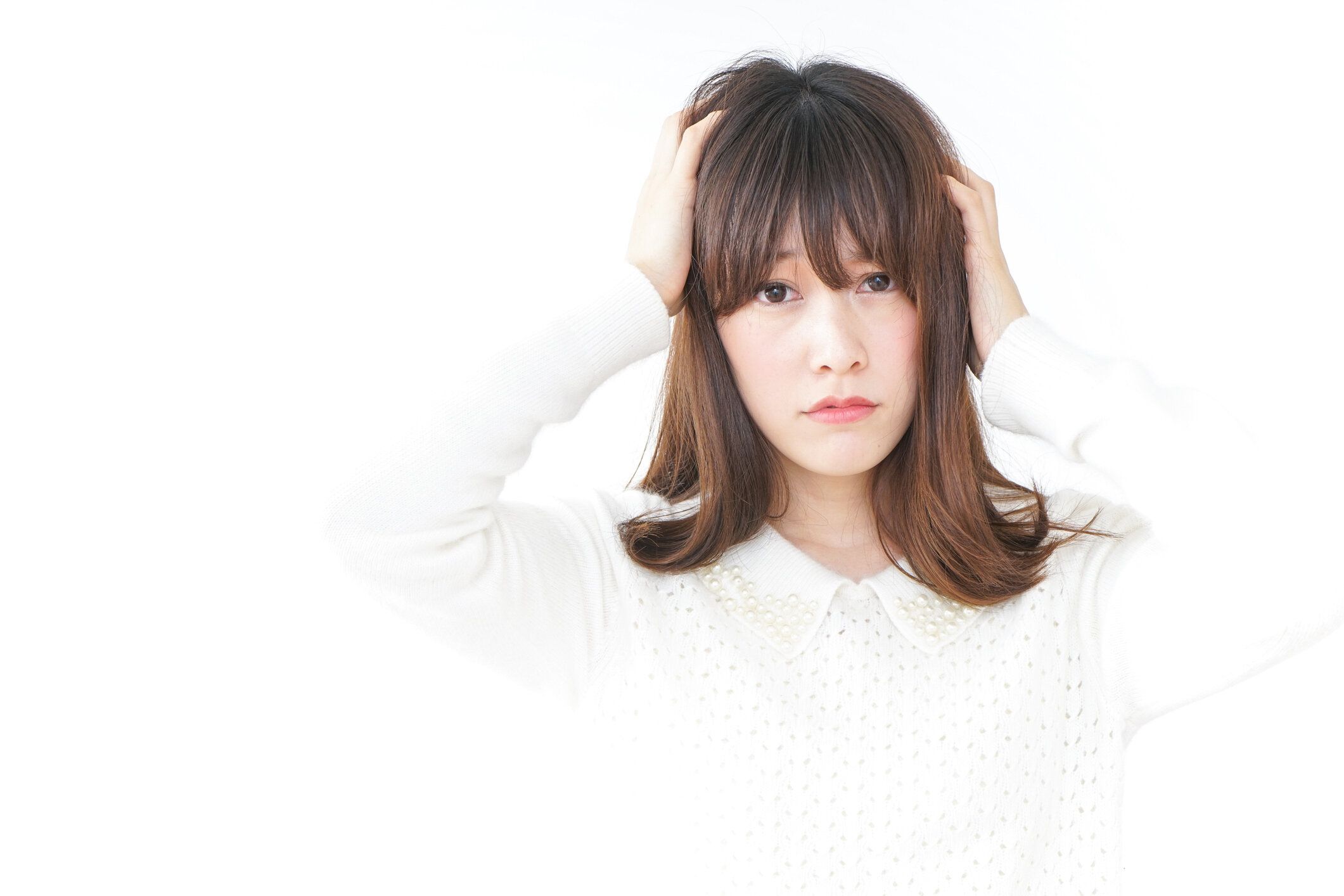 怒っている若い女性