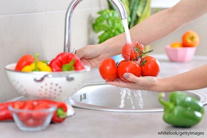 野菜を洗う