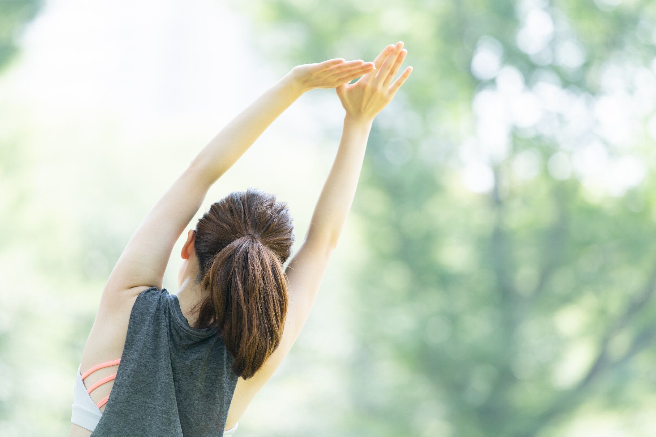 公園でヨガのポーズをとる