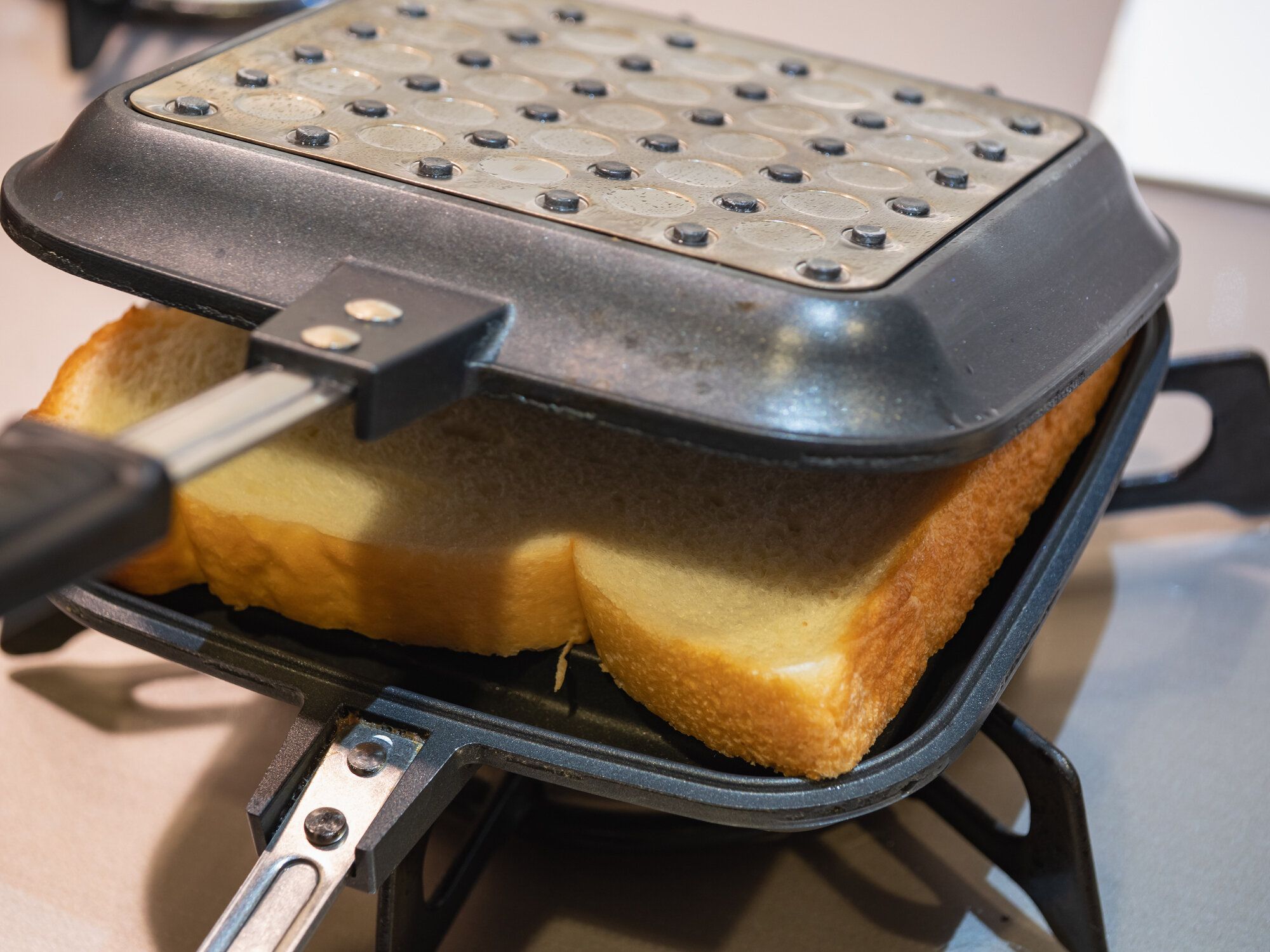 特別なフライパンで作られたトーストサンドイッチ。
