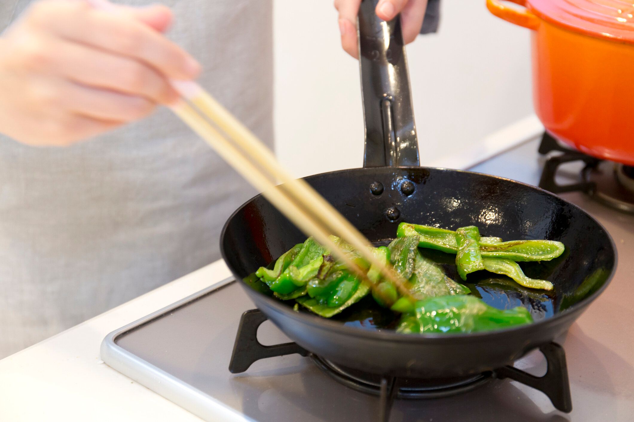 炒め物をしている女性