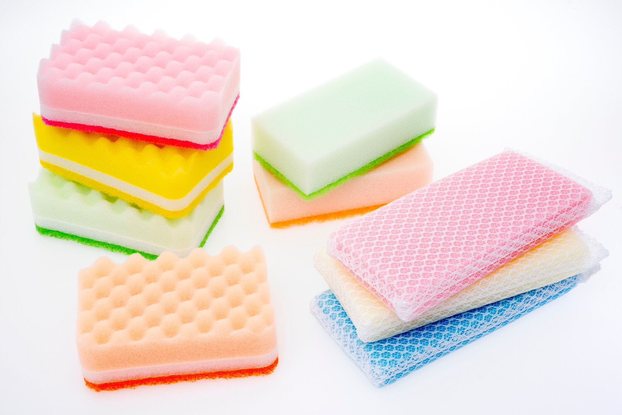 白い背景にカラフルなキッチンスポンジ。