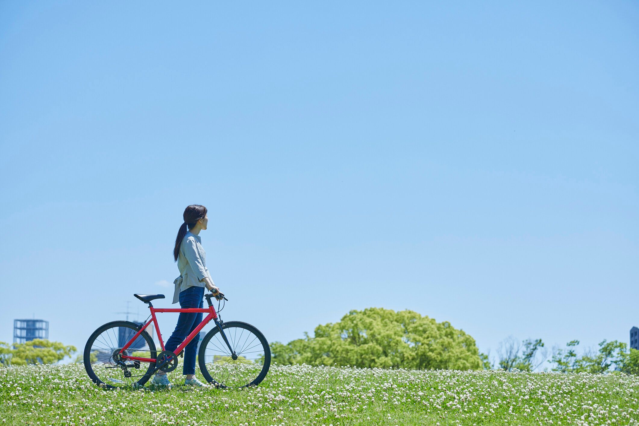 休日にサイクリングを楽しむ若い女性