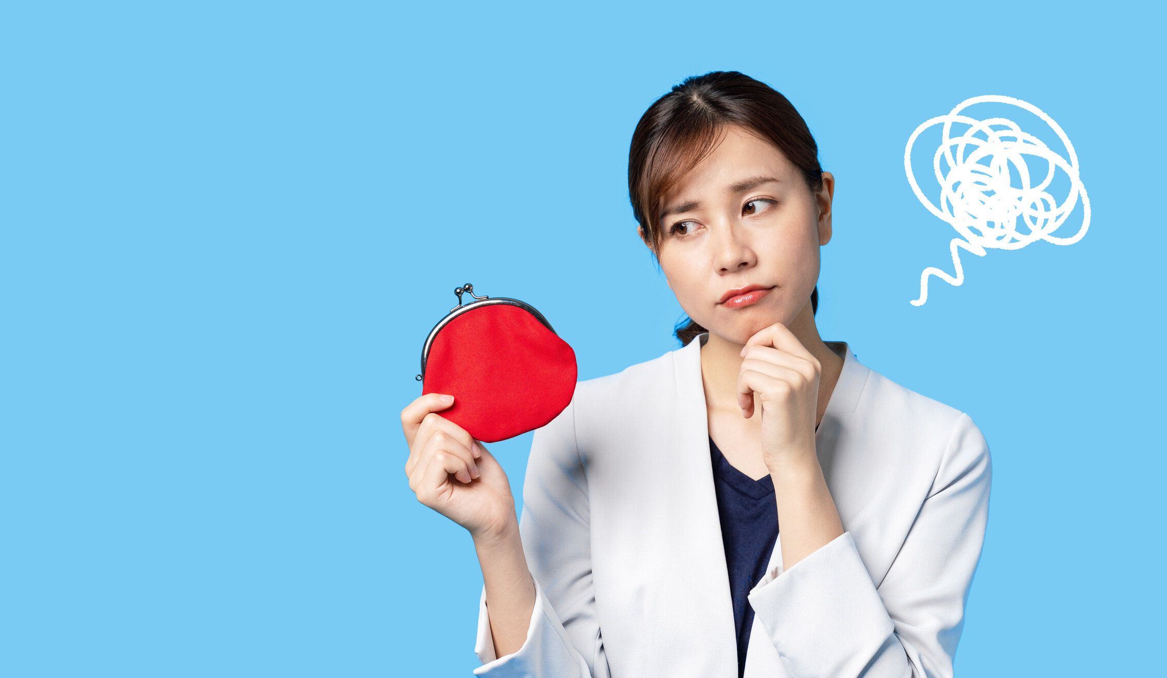 小銭入りを持つ若いアジアの女の子。