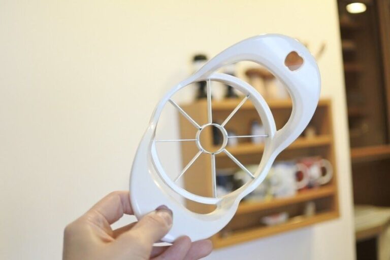 【ダイソー】りんごの皮むきが劇的にラクになる！！りんごカッターが便利すぎる！