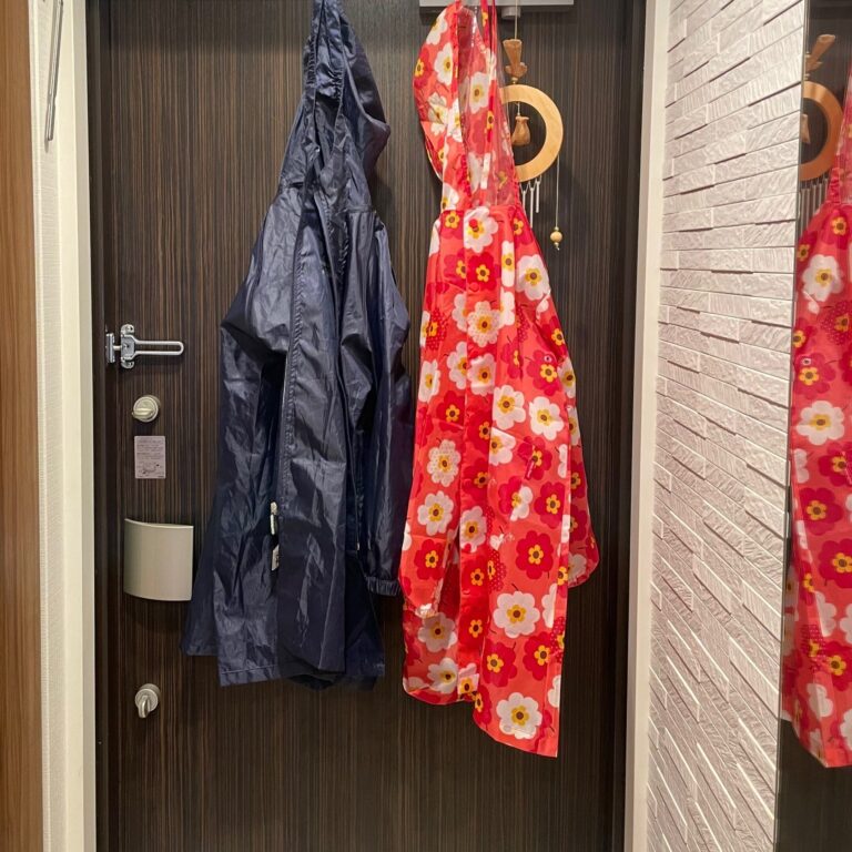 【梅雨支度】狭い玄関でもできる！濡れたレインコートの一時置き場のつくり方