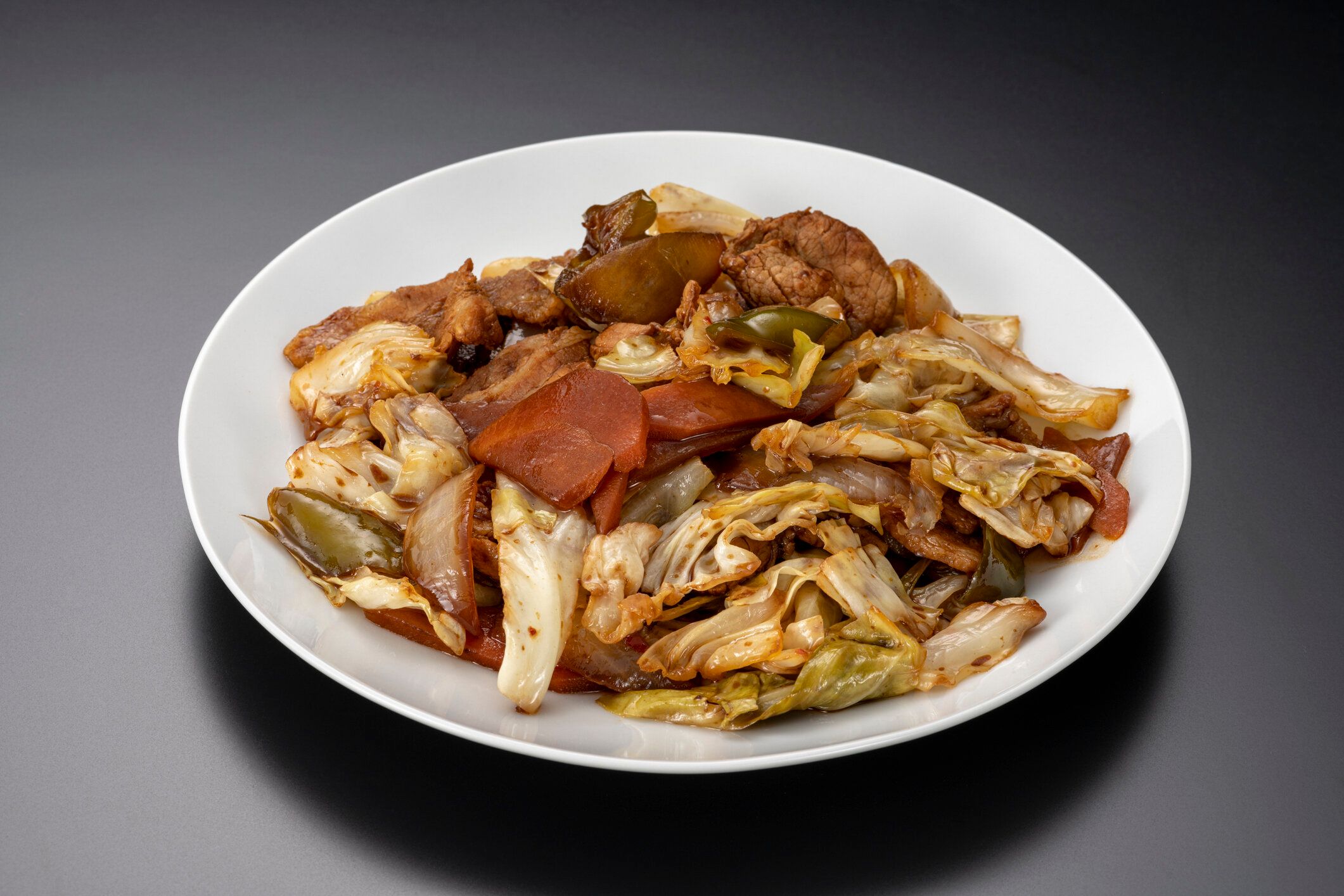 黒い背景に2回調理された豚肉