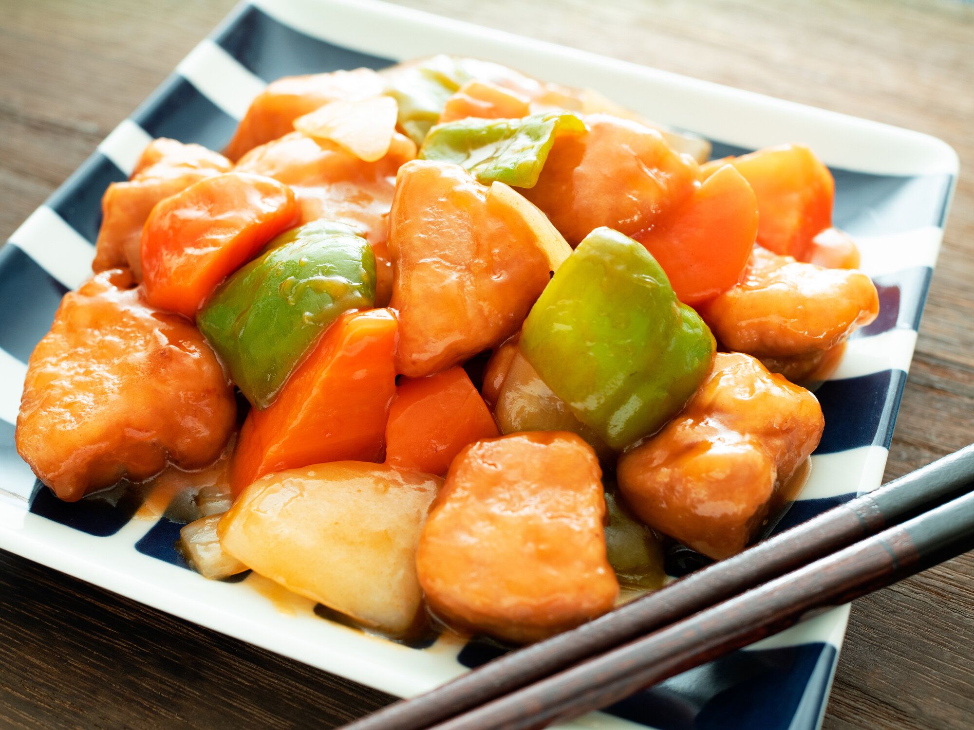 お皿に甘酸っぱい豚肉