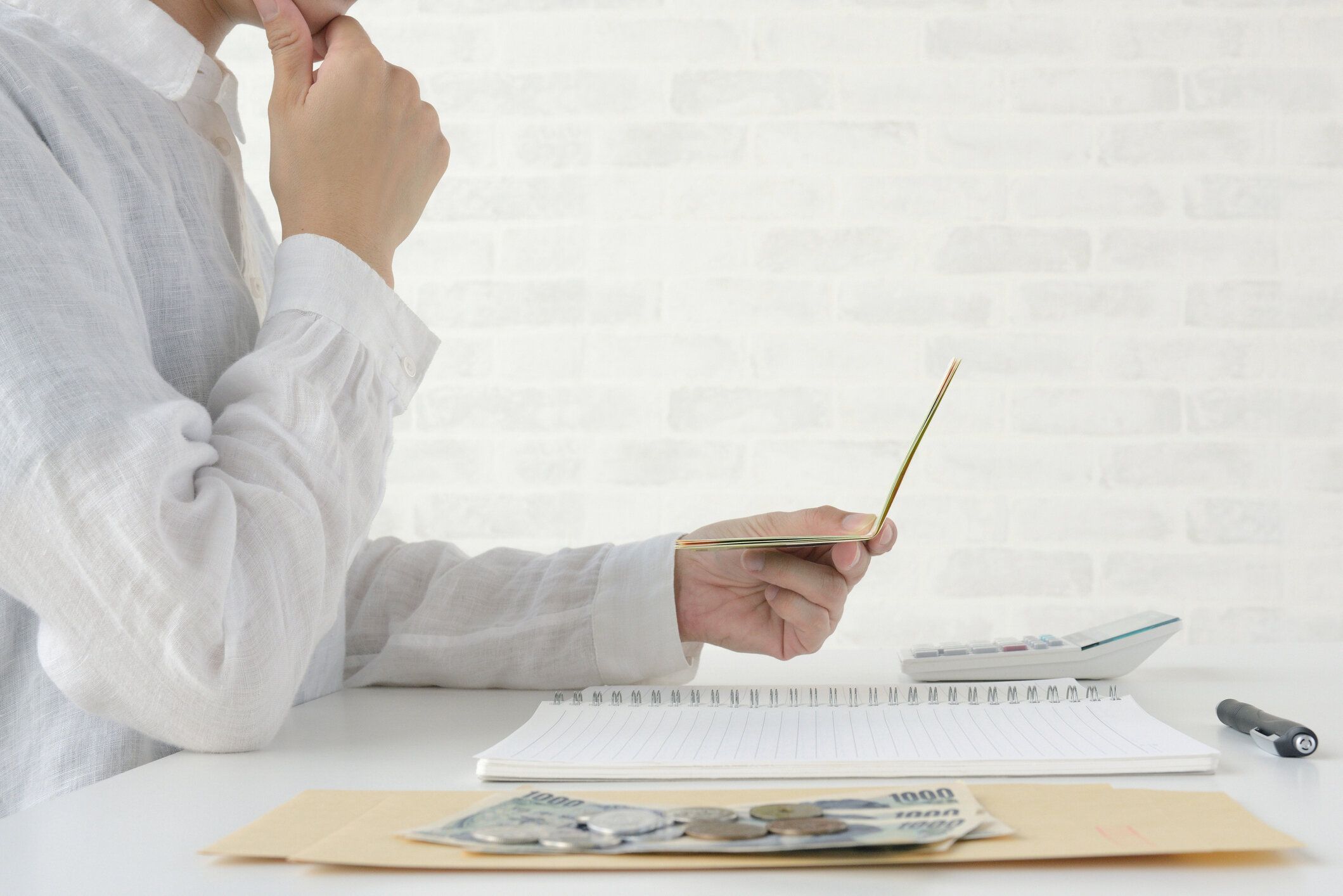 居間で通帳をチェックする女性