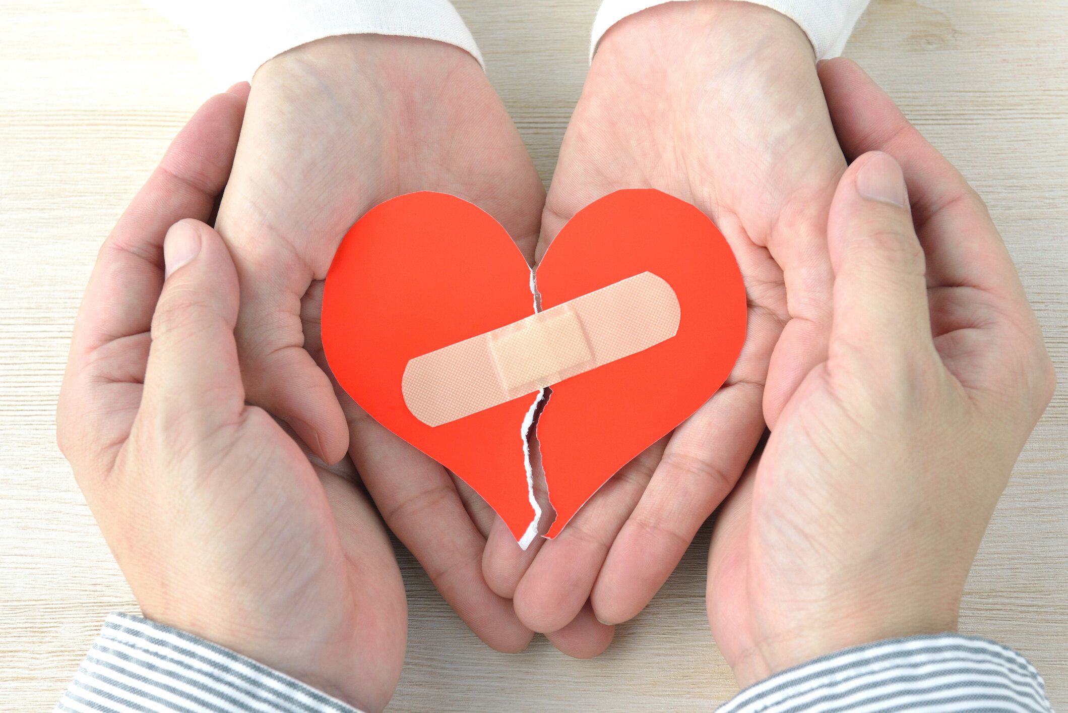 接着石膏で失恋したカップルの手