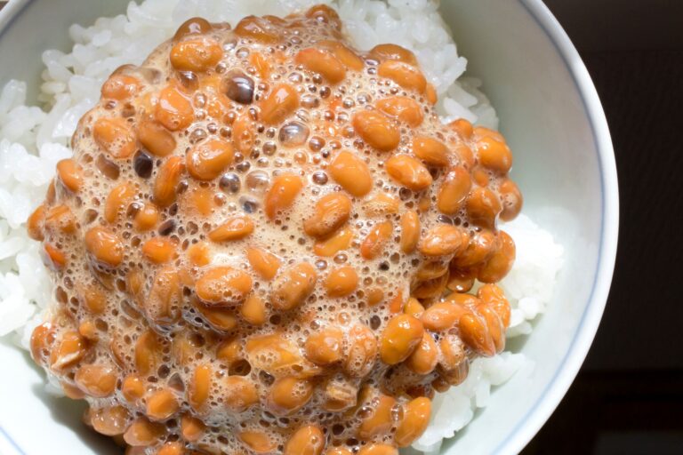 アツアツのご飯に納豆を乗せて……はじつはNG!? 納豆の栄養を損わない食べ方とは