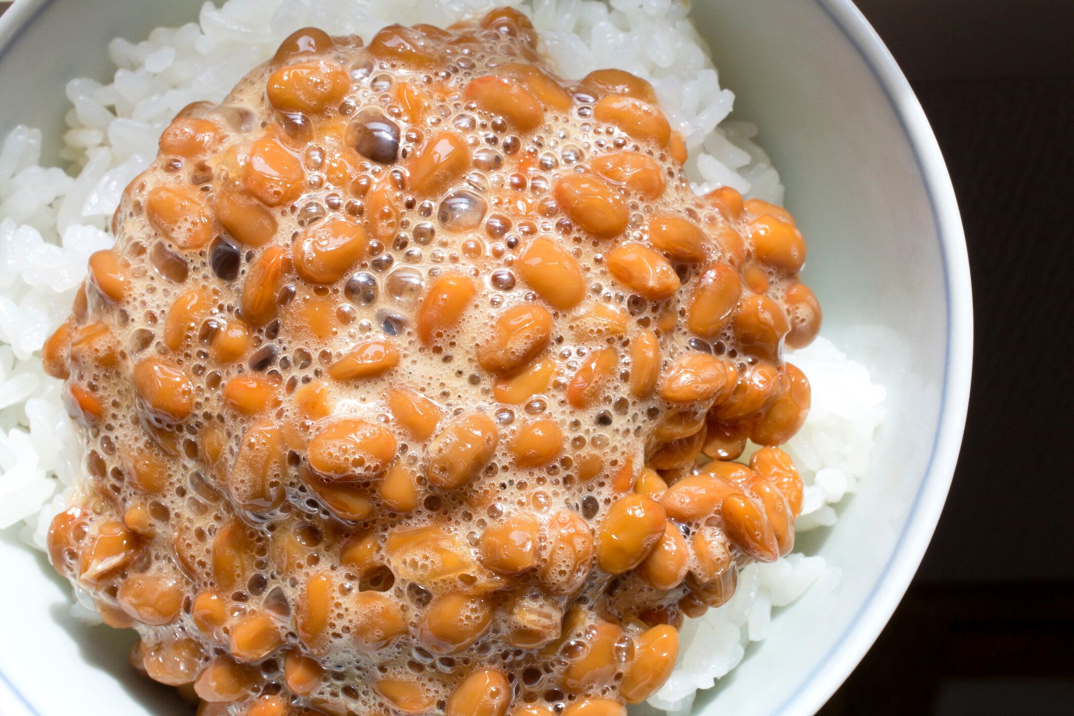 アツアツのご飯に納豆を乗せて……はじつはNG!? 納豆の栄養を損わない