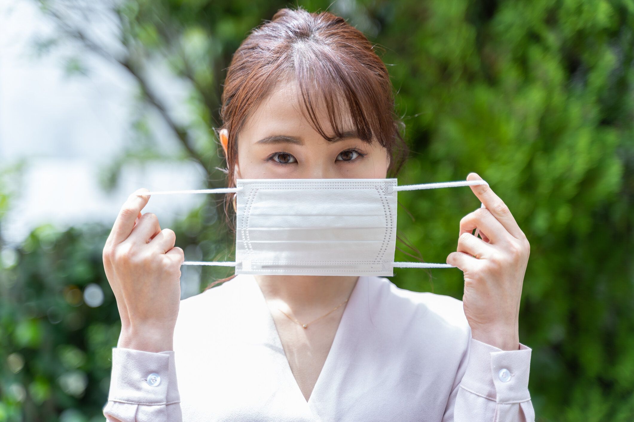 マスクを身に着けている若いアジアの女性