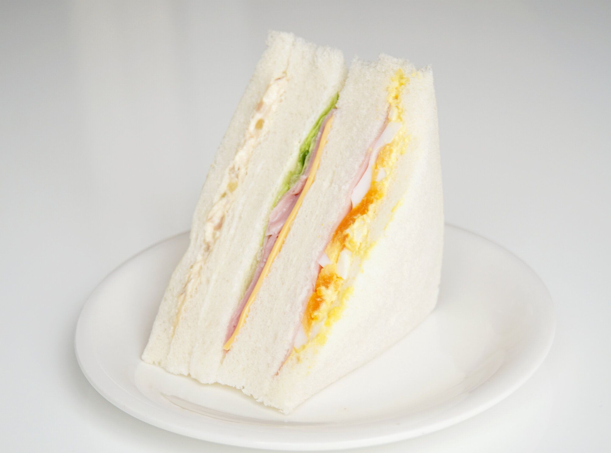 食事はミックスサンドイッチです。