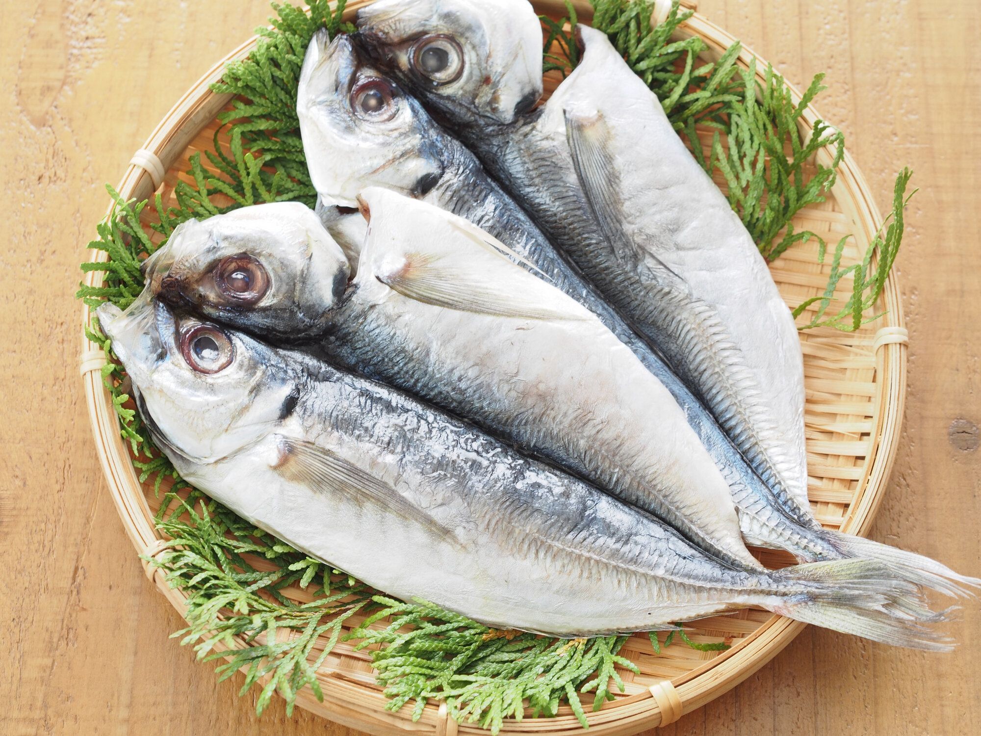 アジの開きをカットします。