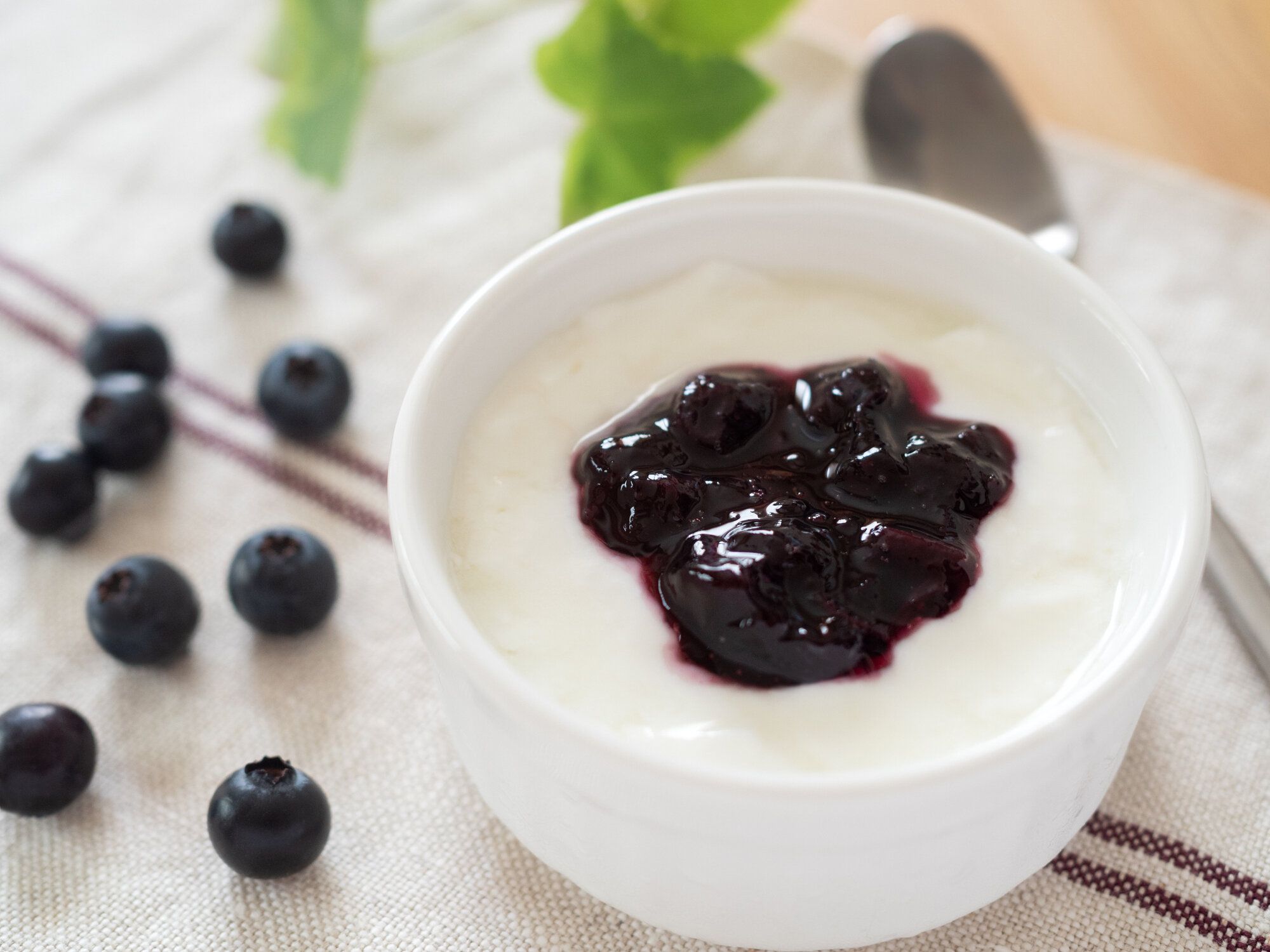 ヨーグルト、ブルーベリーとジャム