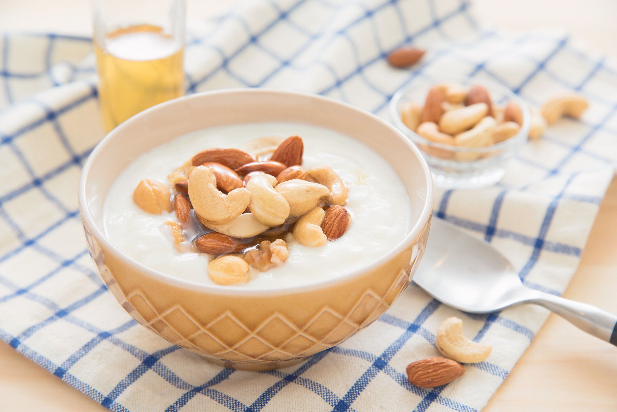 ナッツ ・はちみつ入りヨーグルト