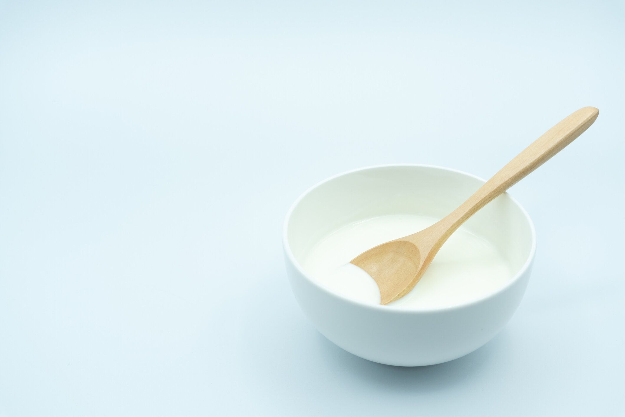 白い背景にスタジオでヨーグルト