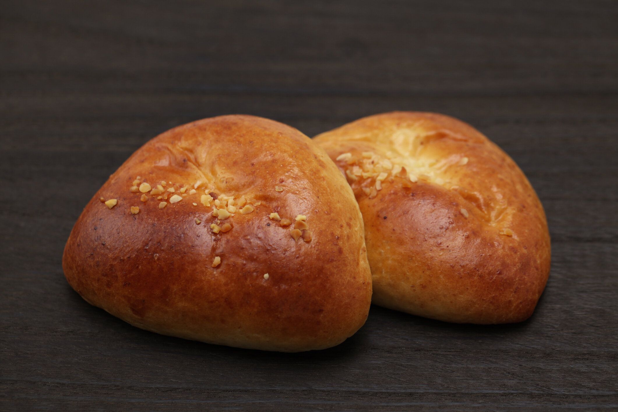 2 クリーム パン ラ クリームは、テーブルの上の痛み