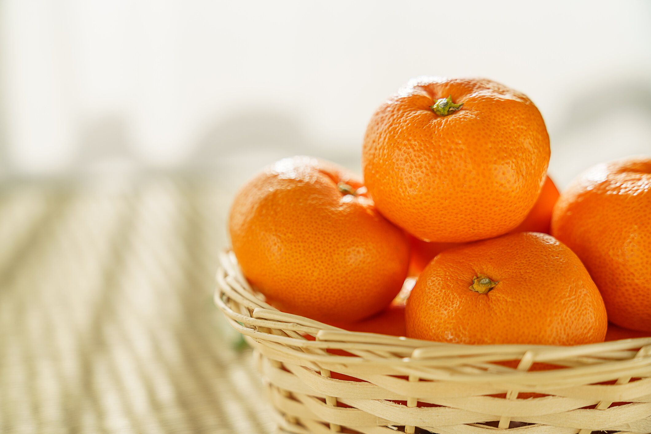 木製の背景に新鮮なみかん