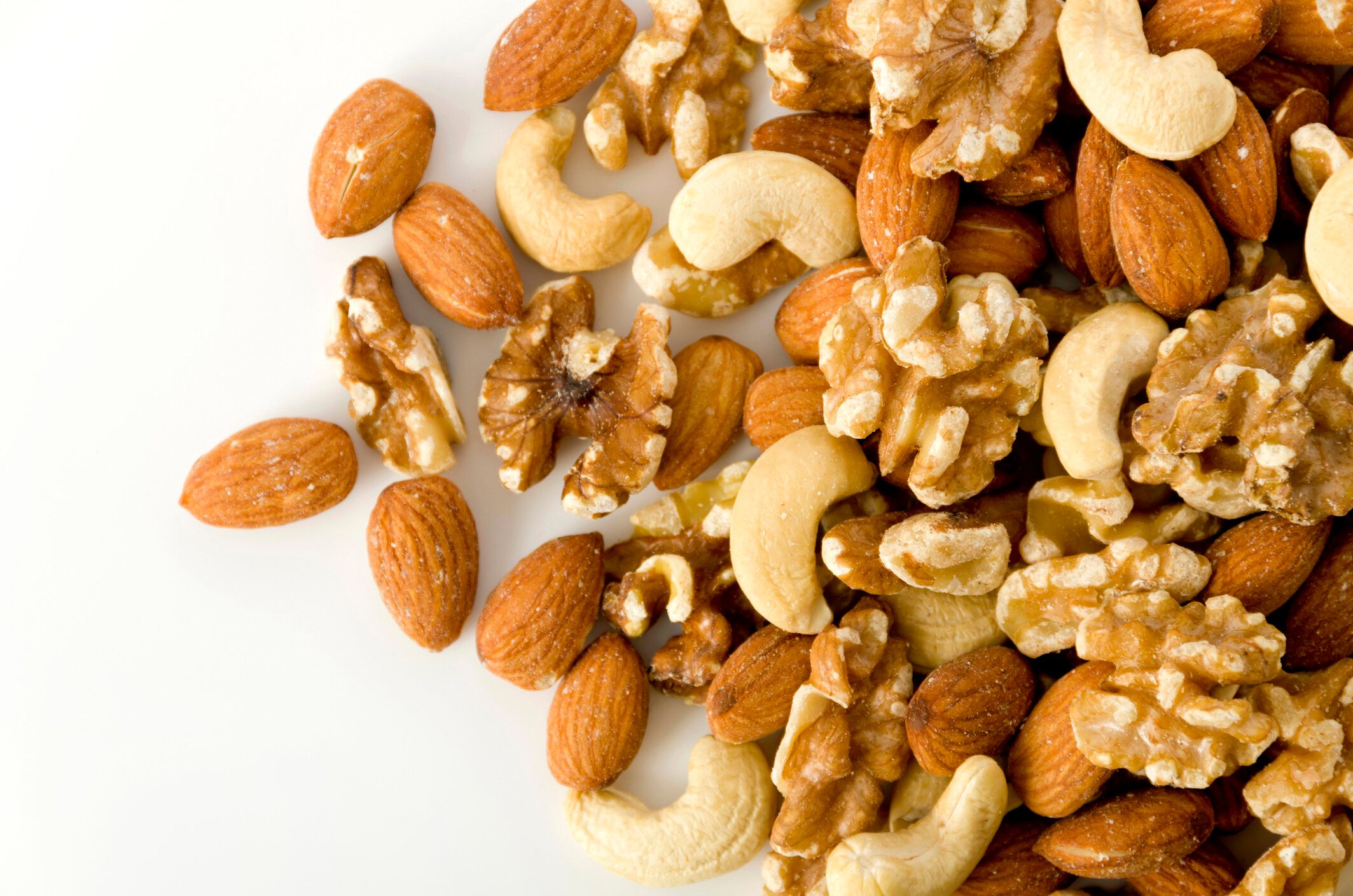 白の背景にミックスナッツ。