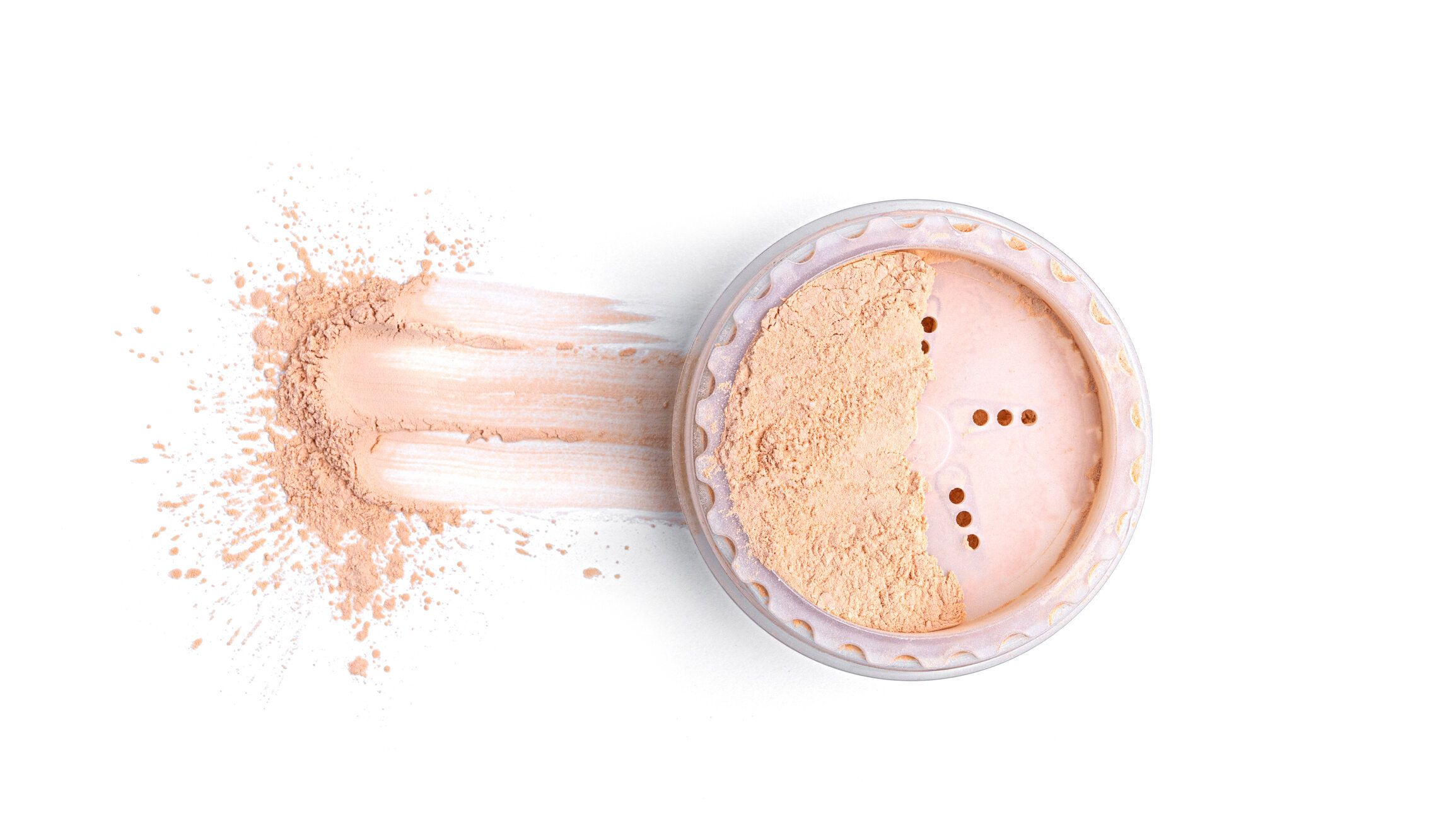 白い背景にゆるい化粧品パウダーを持つ瓶