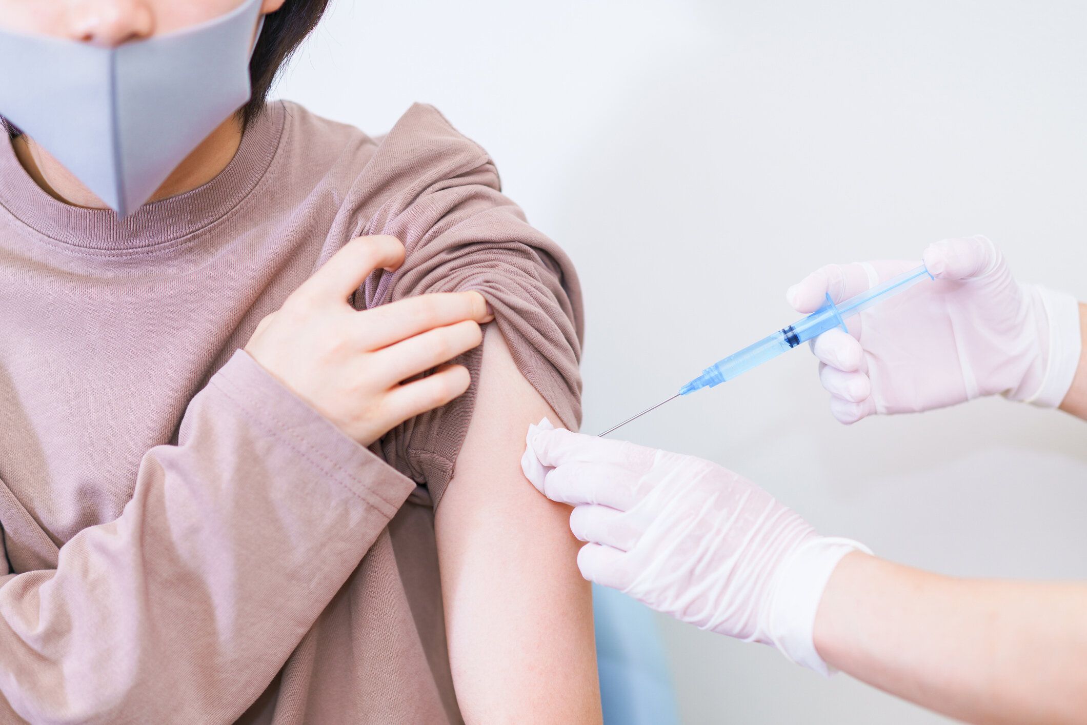 若い女性へのコロナウイルスワクチン注射
