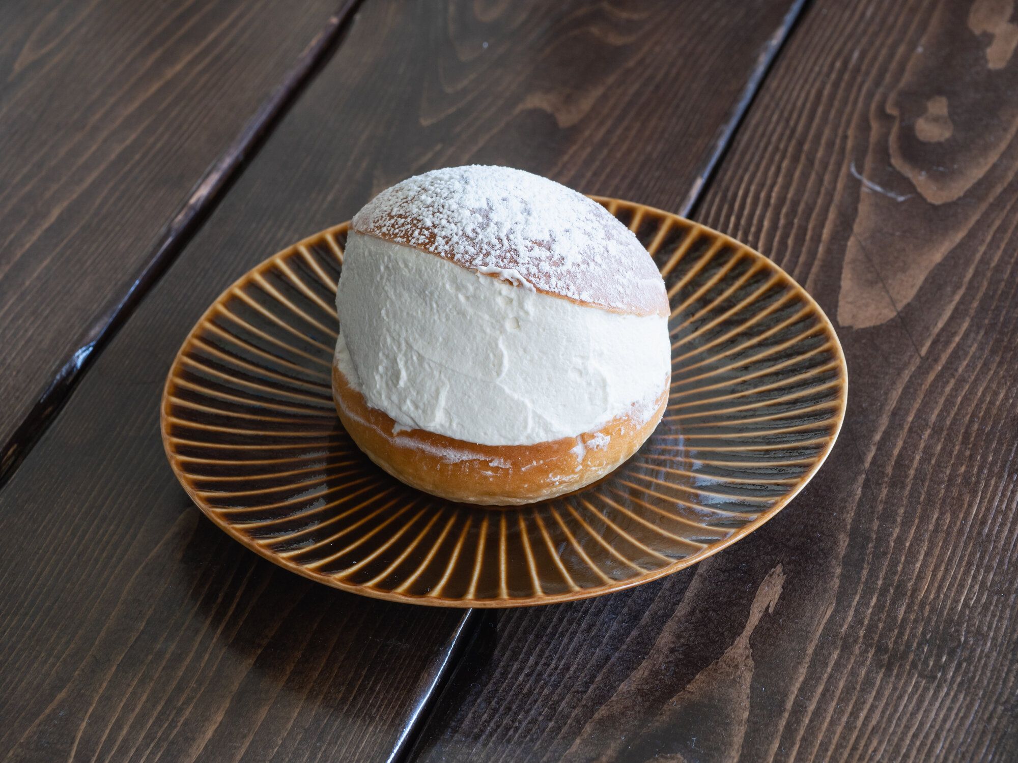 イタリアのお菓子「マリトッツォ」。ブリオッシュの間に挟まれた甘くて新鮮なホイップクリーム。