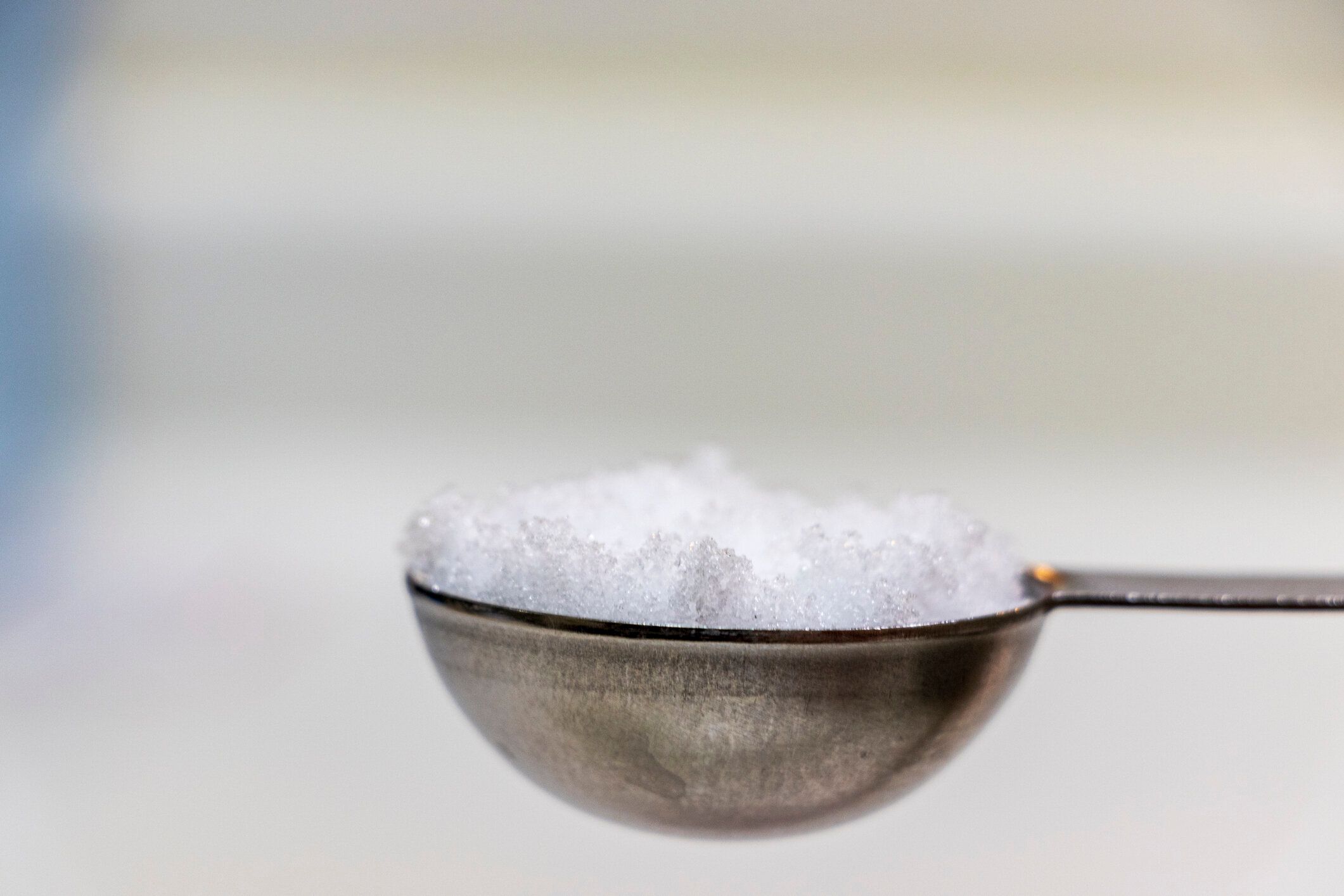 測定スプーンと白砂糖