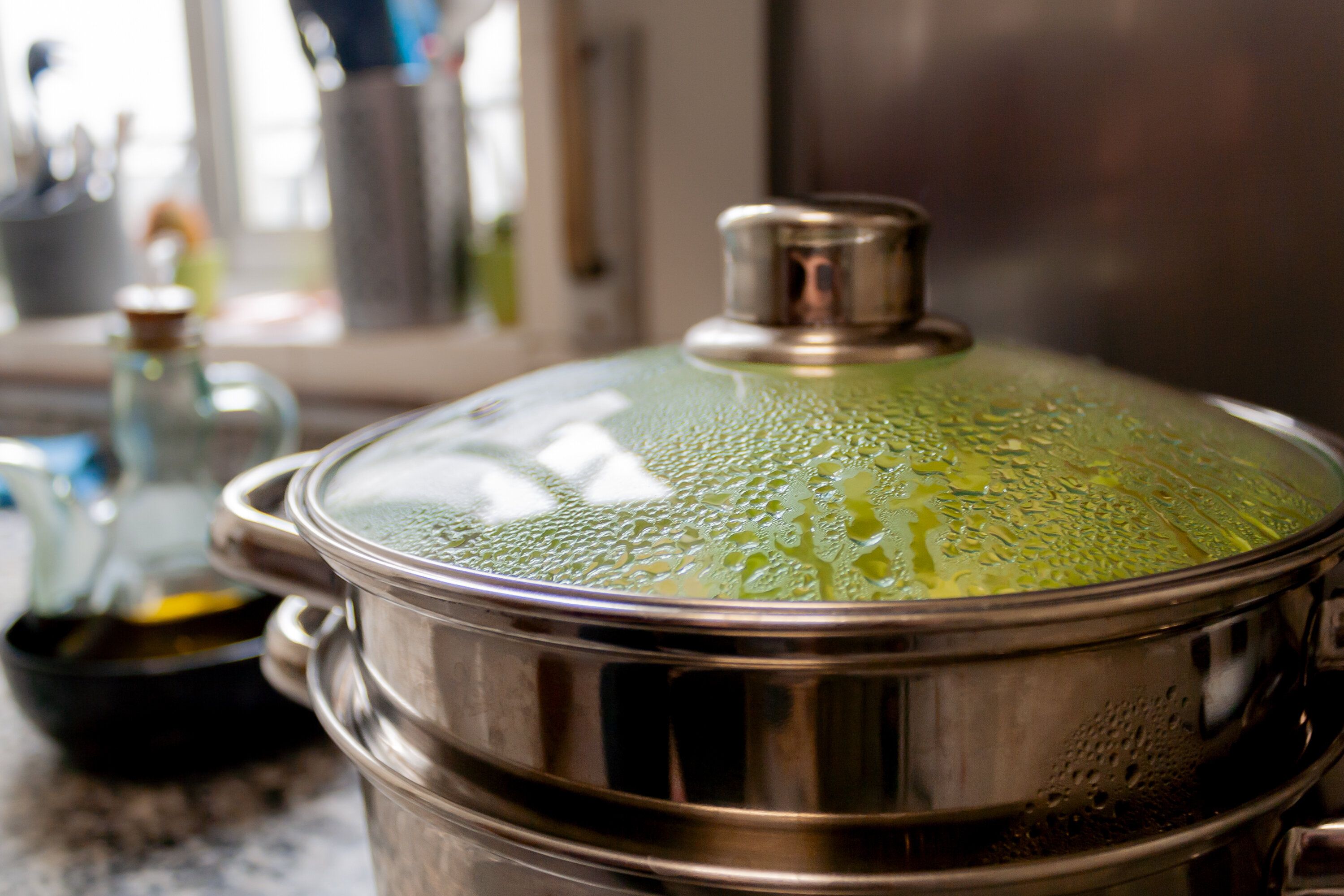 家庭のキッチンでスチームポット料理