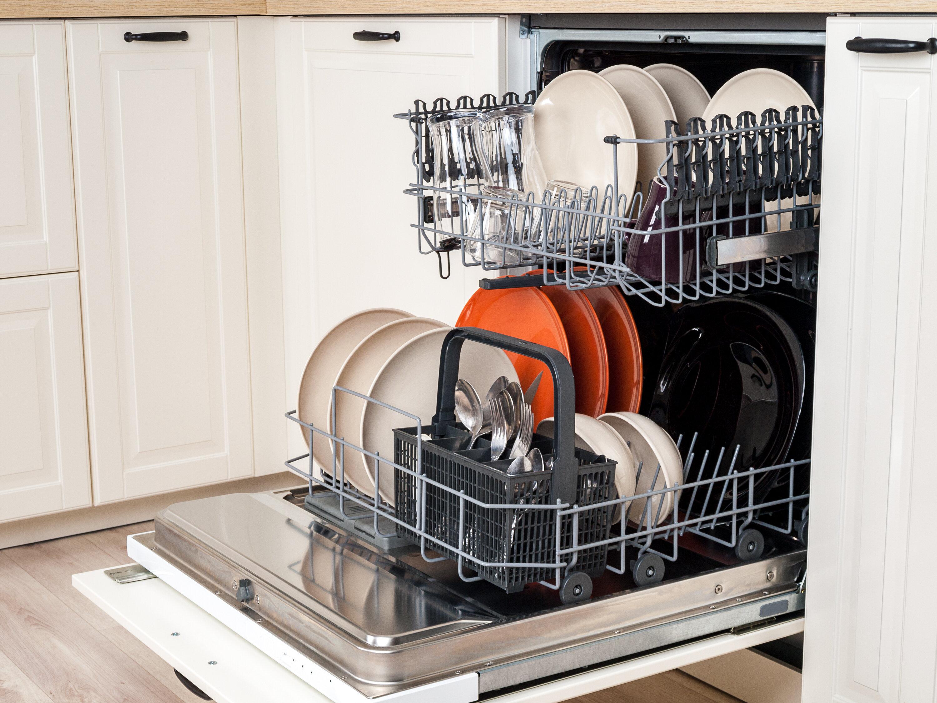 食器洗い機のクローズアップ、水の使いやすさ、エコフレンドリーな作り付けのキッチンディッシュ洗浄