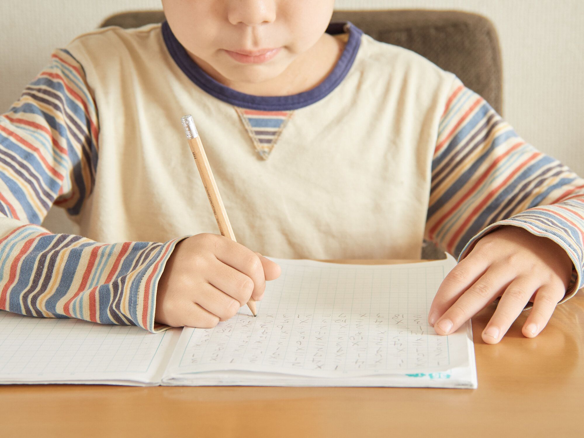 宿題をしている小学生