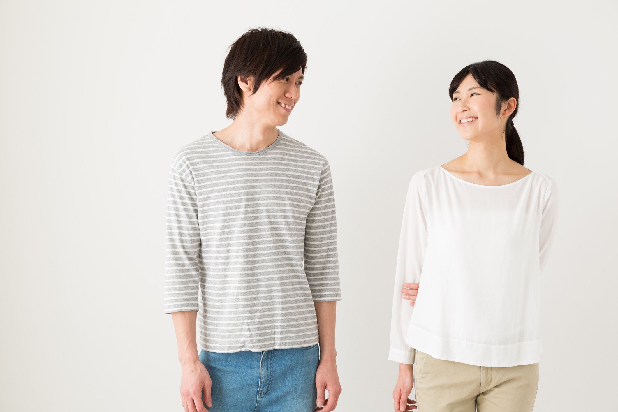 若いアジアのカップルのリラックスの肖像画