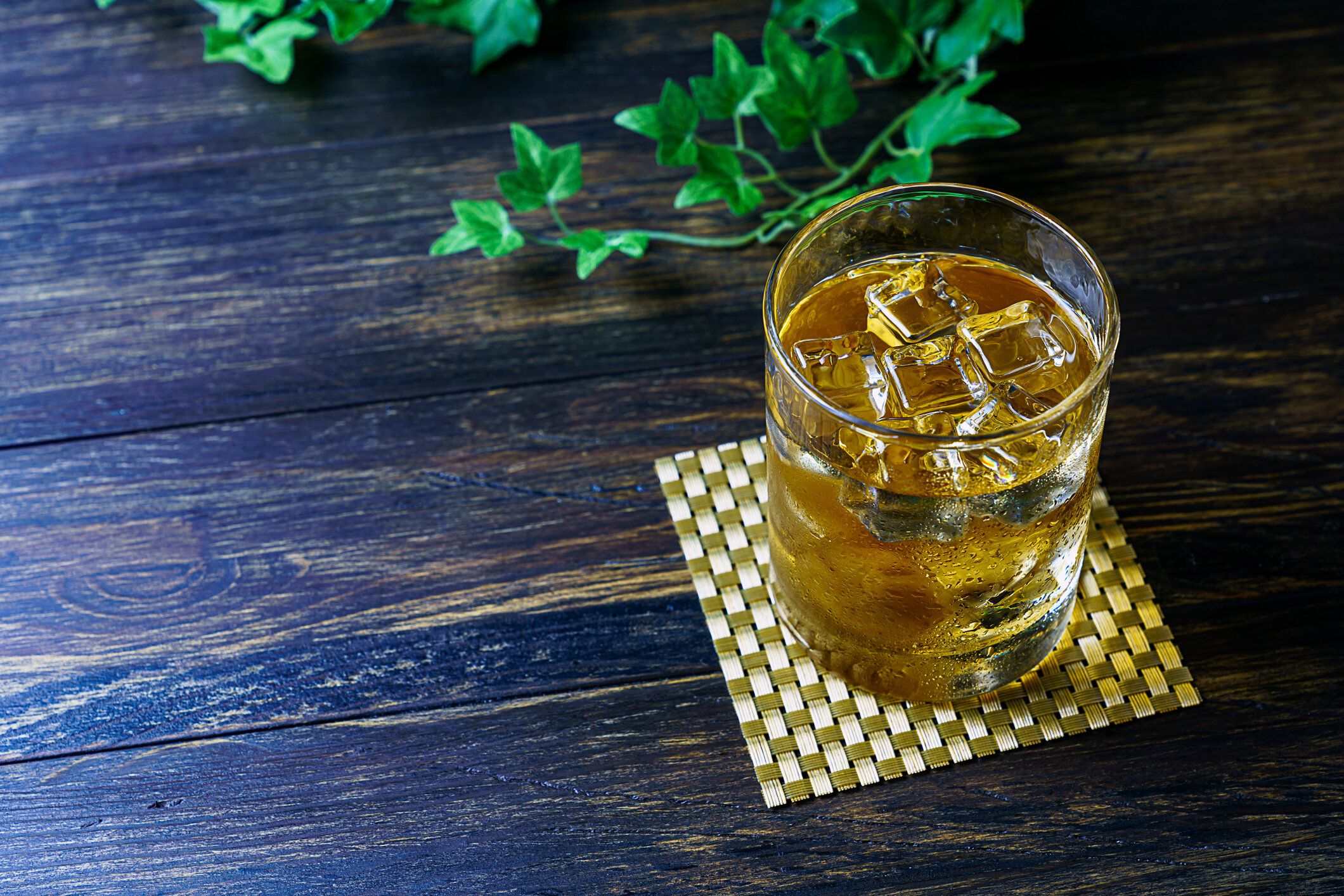 木を背景にした日本の梅酒「梅酒」