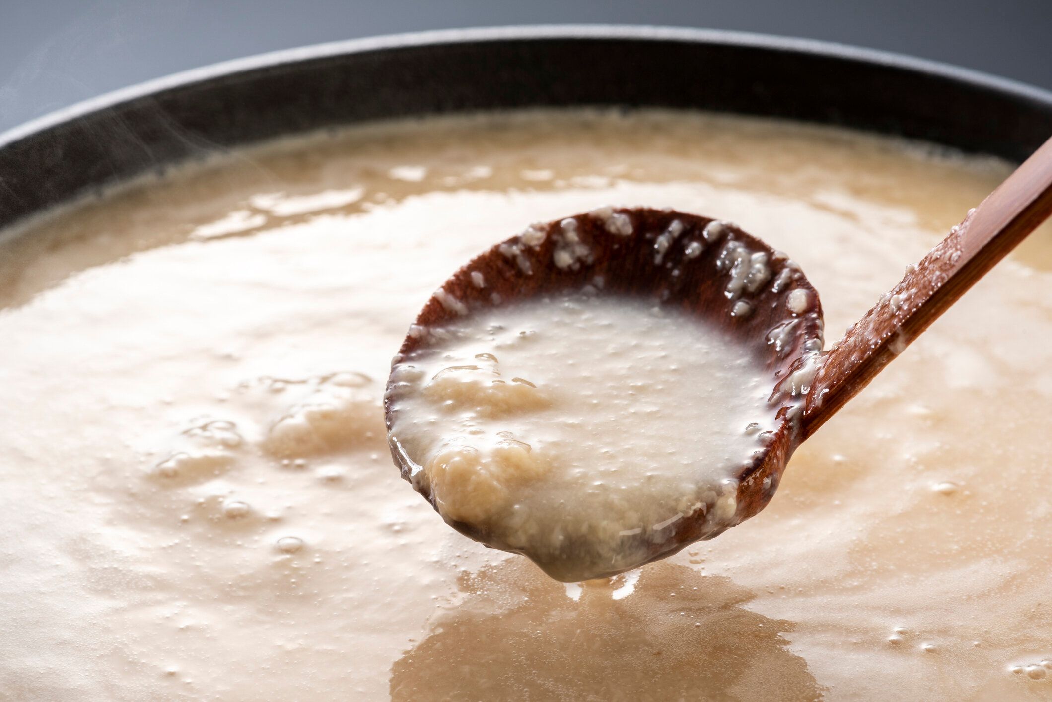 甘酒、発酵米から作られた日本の飲料の伝統的な甘い非アルコール酒