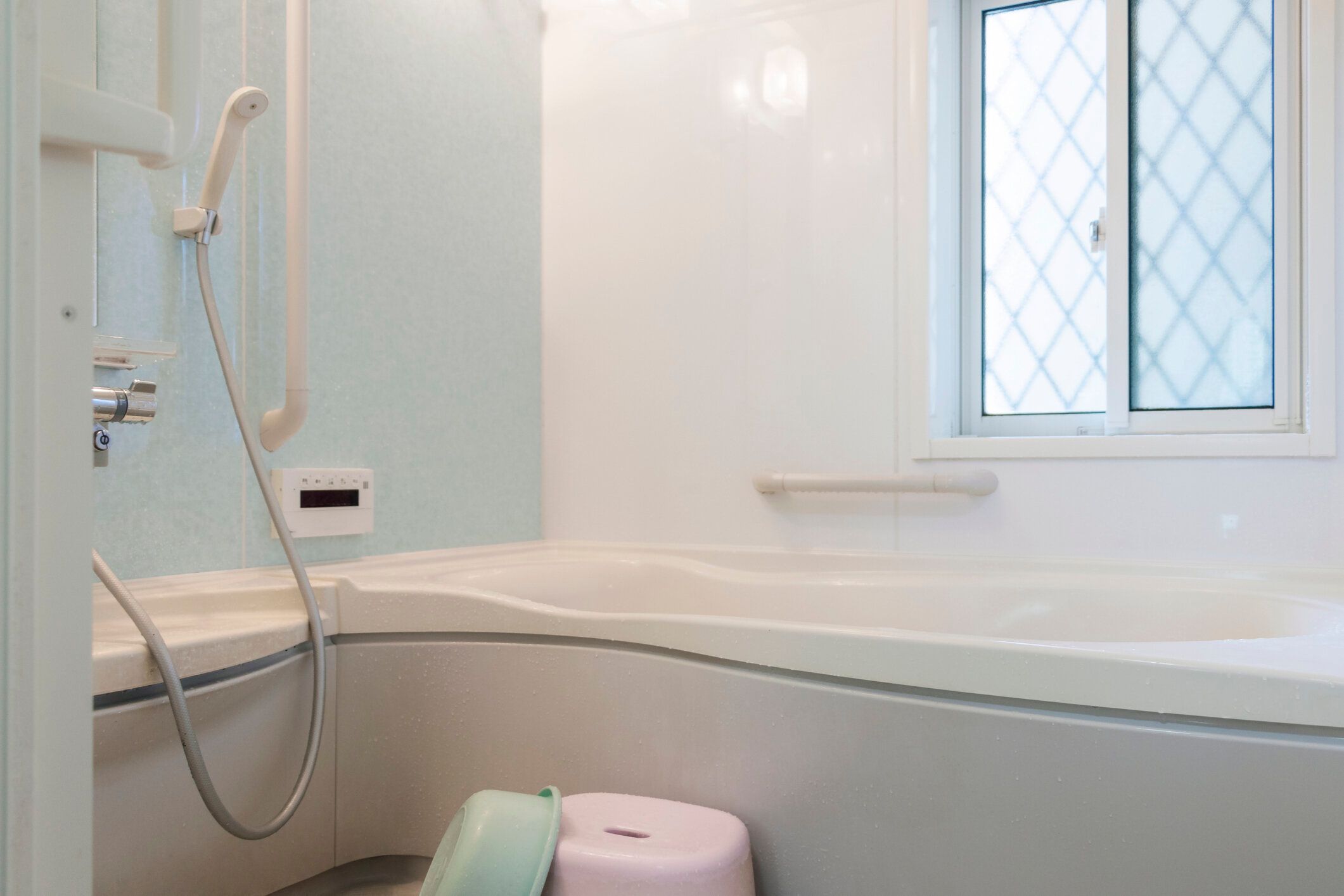 明るく清潔なバスルーム