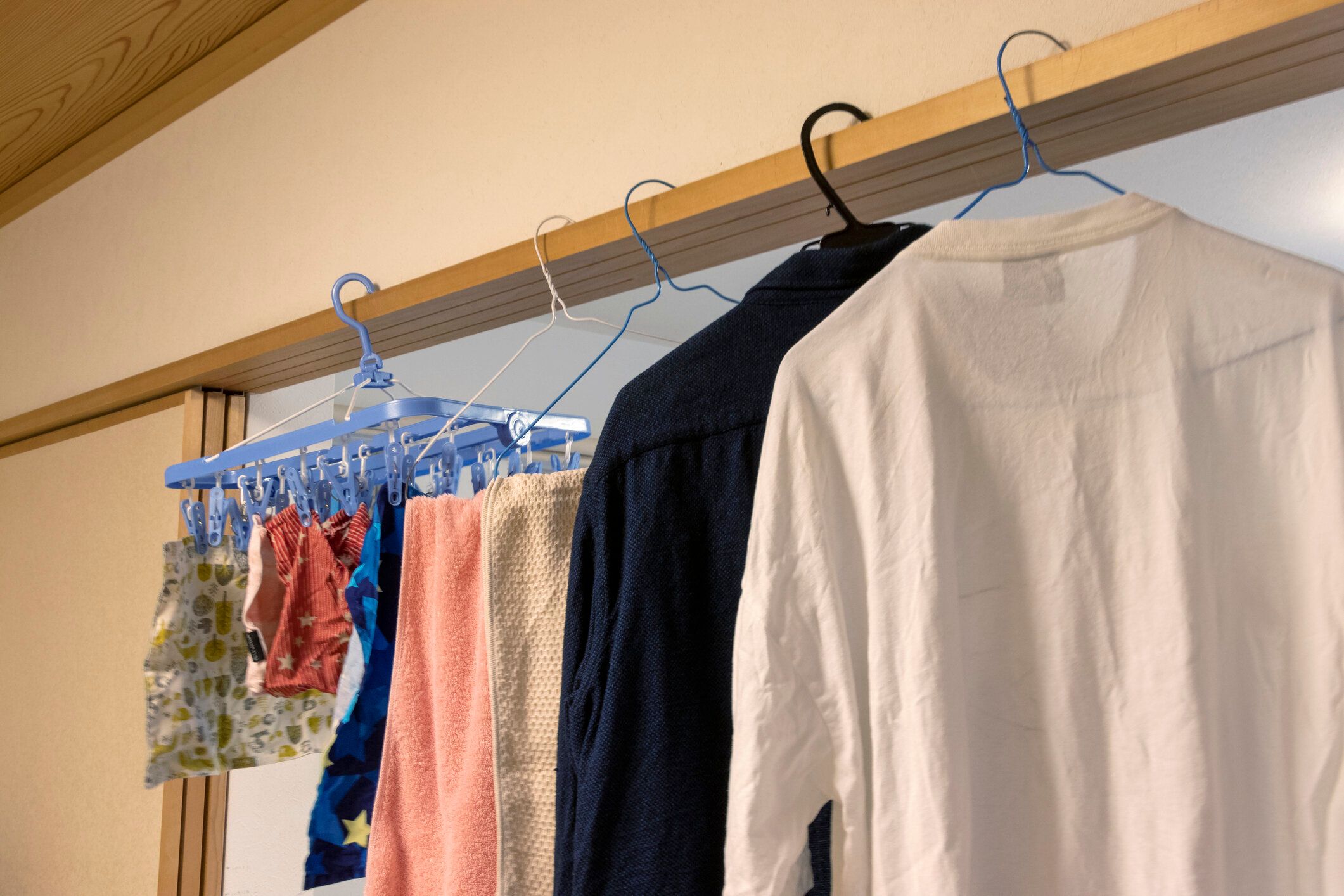 部屋の洗濯物を乾燥させる