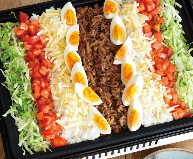 ご飯もトッピングも彩りよく並べて！ホットプレートタコライス