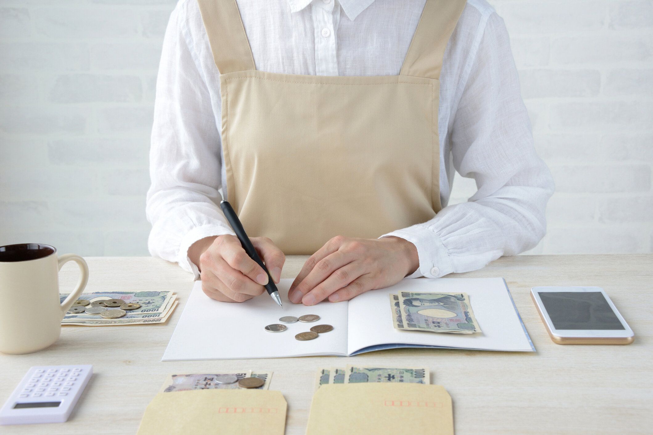 スマート フォンで家計簿を維持する日本人女性