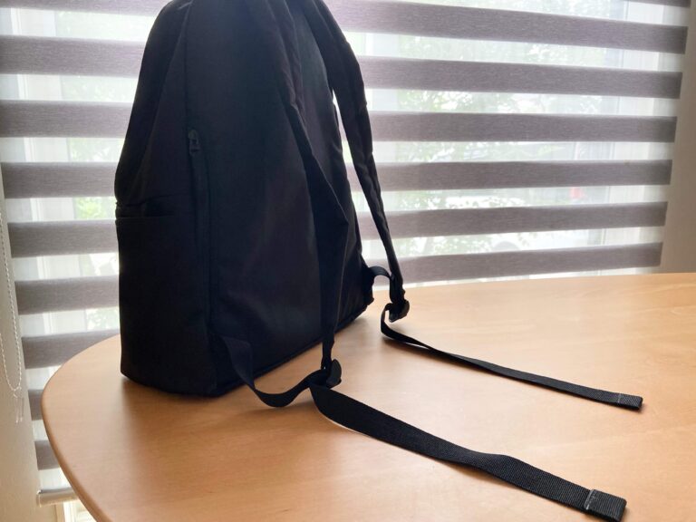 リュックの紐がだら〜んとして邪魔。100均アイテムでスッキリまとめる方法