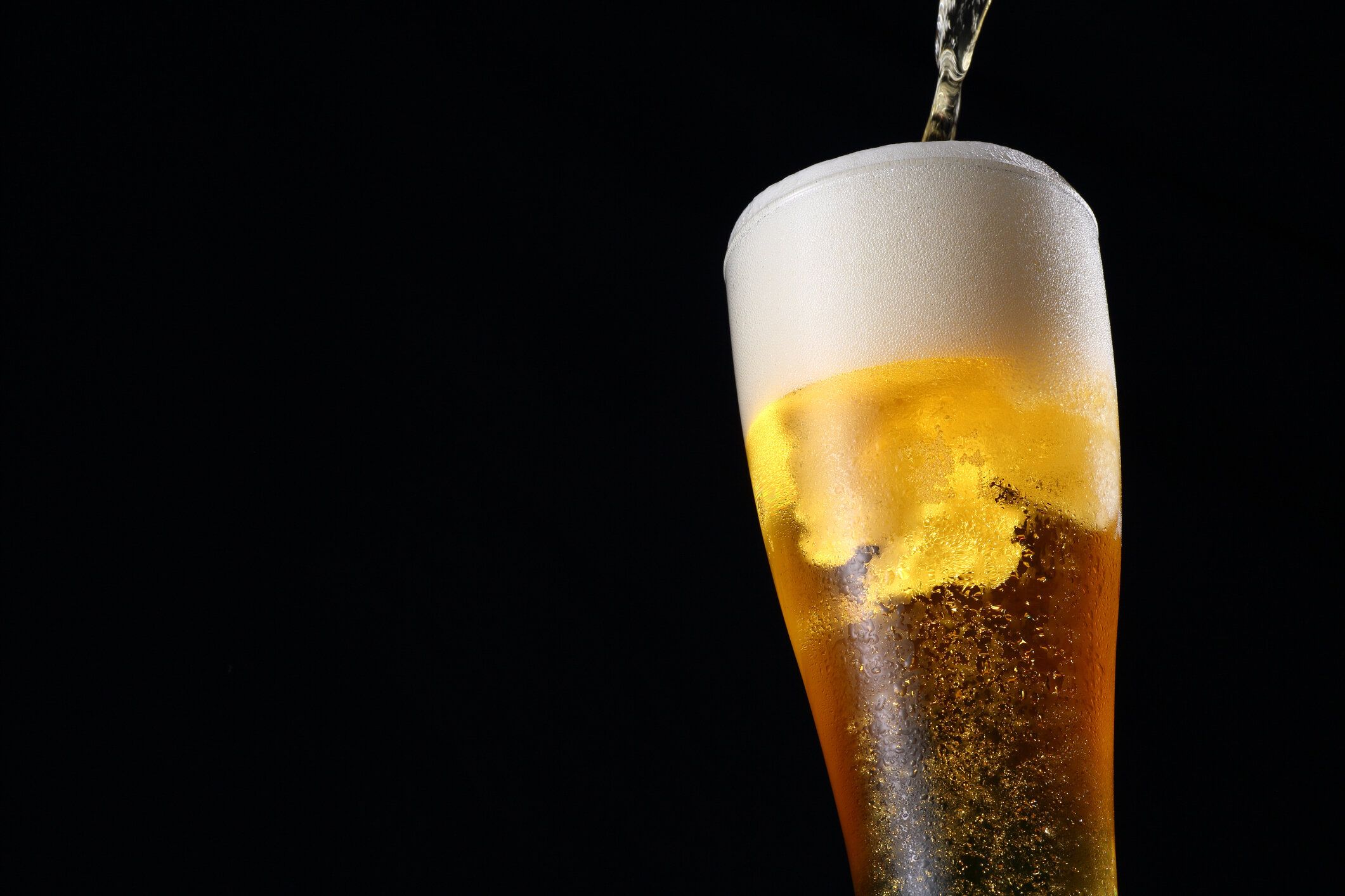 ガラスにドラフトビールを注ぐ