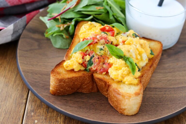 【手抜きごはん】レンチン＆トースターでOK！簡単オープンオムレツトーストの作り方