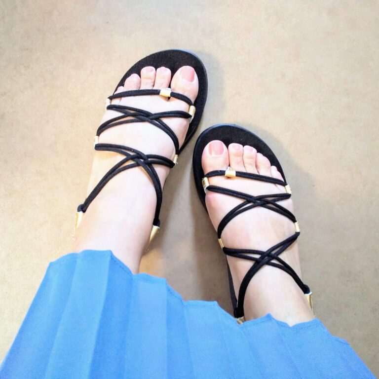 大人女子におすすめ！どんなコーデにもあうスポサン「Teva ボヤインフィニティ メタリック」