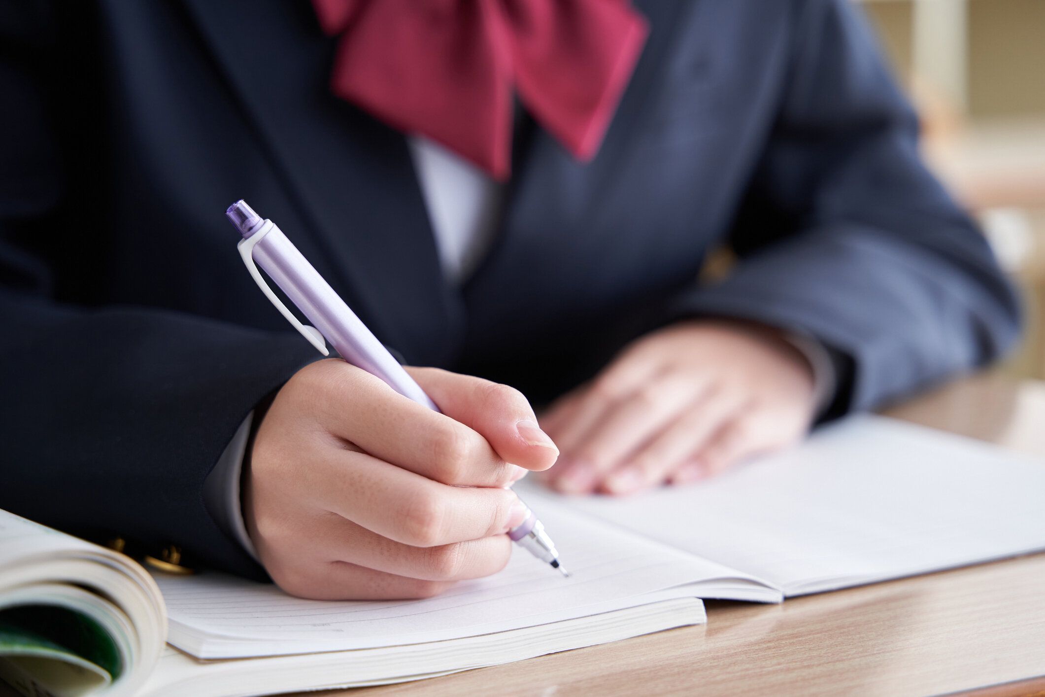 日本の中学生が教室で勉強している