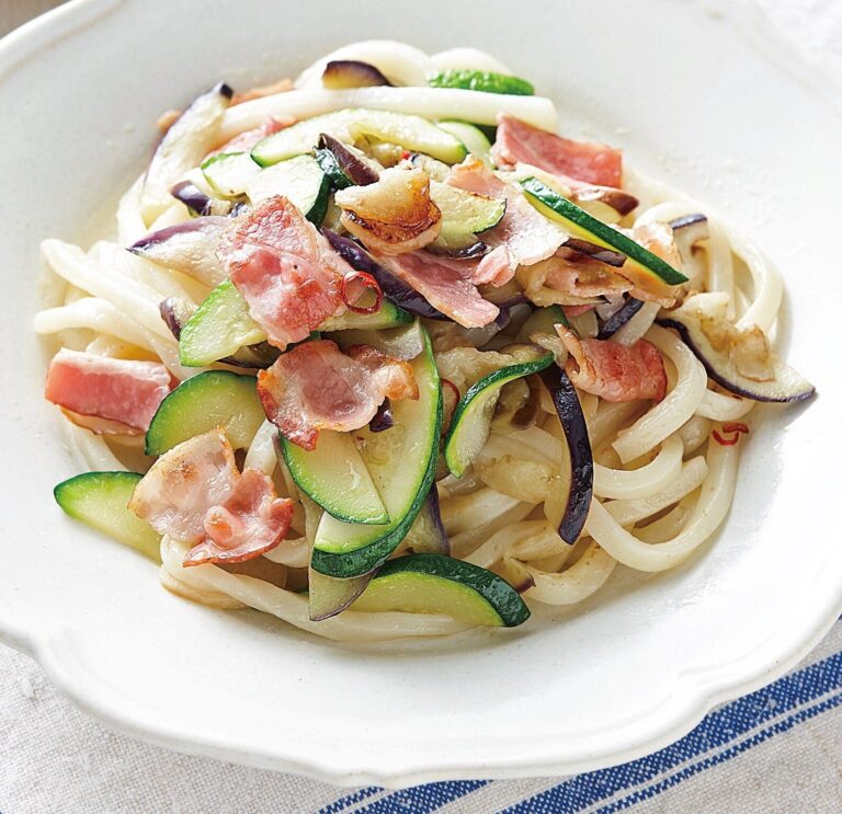 もっちり食感がくせになる！夏野菜のうどんペペロンチーノ
