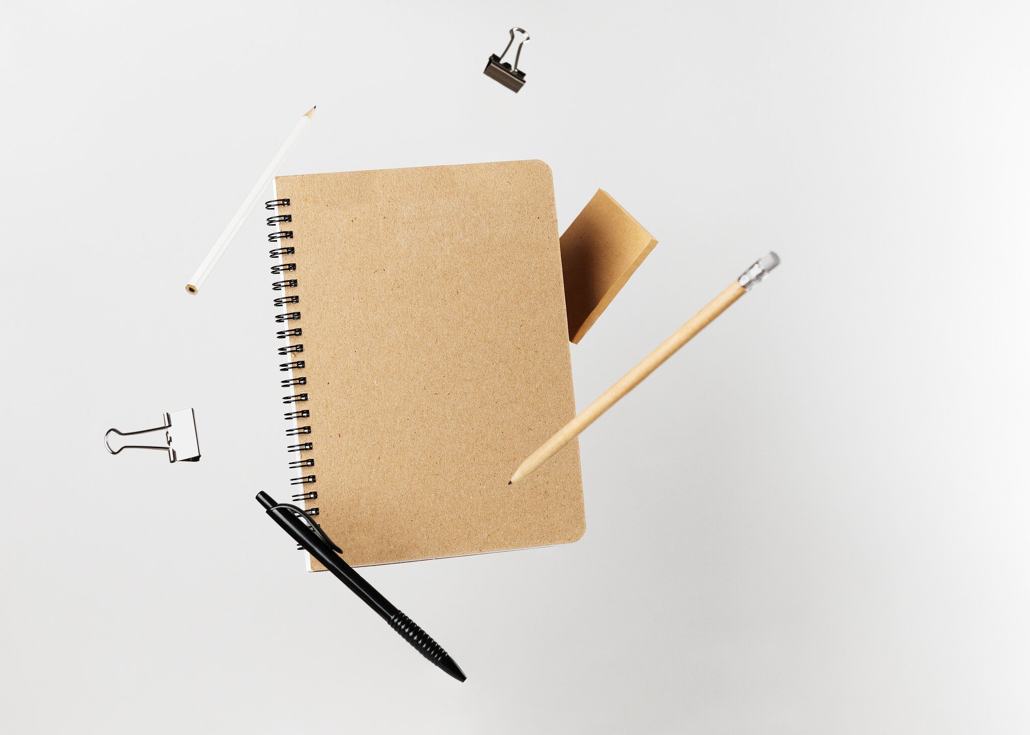 文房具セット。メモ帳、鉛筆、ペン、ステッカー、バインダークリップの浮上。ノートブックとノートのスペースをコピーします。ツールを書く。事務用品。灰色の背景に隔離